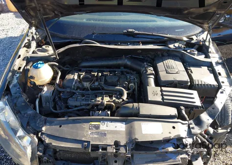 2013 Volkswagen Gti 2-Door z USA, uszkodzony, nr VIN WVWED7AJ3DW104804